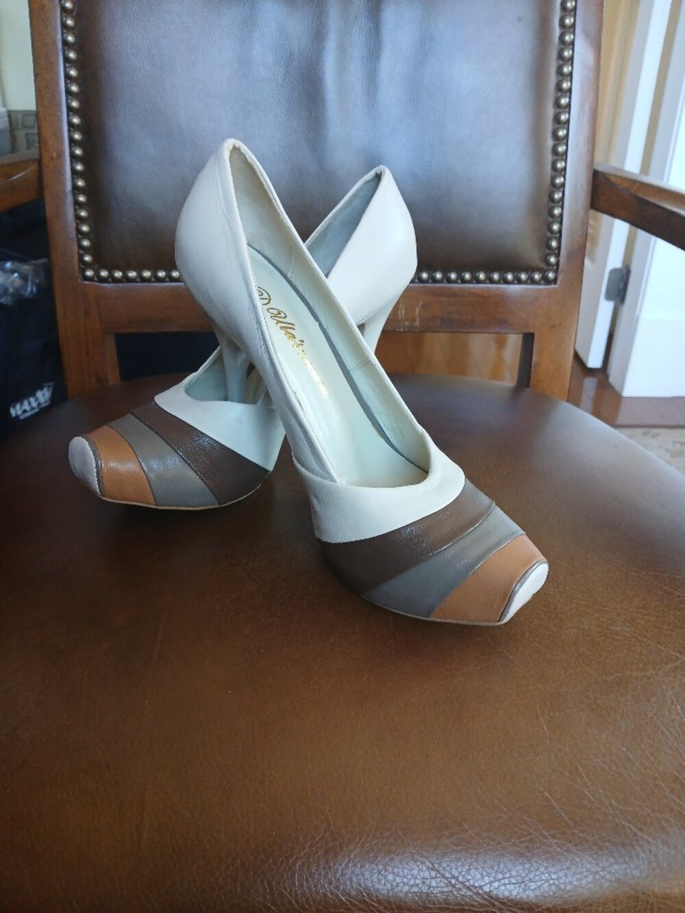 Practical handsome leather pumps . New and unworn.